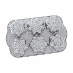Forma na 6 minibáboviek v striebornej farbe Nordic Ware Snowflakes, 700 ml